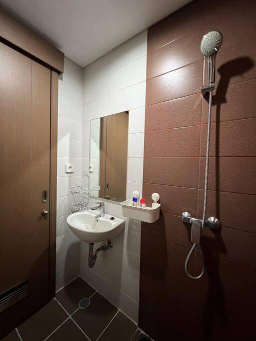 Apartemen West Gem Modern At Puri Orchard Jakarta